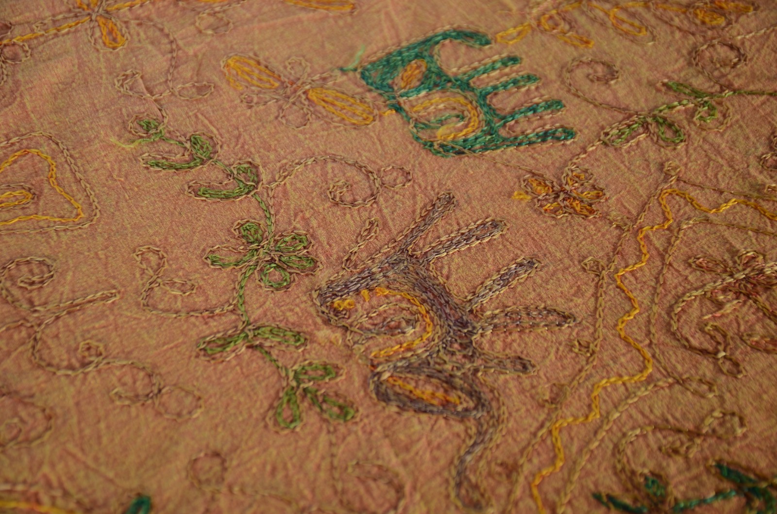 Toalha de mesa ao gosto indiano com bordados. - foto 5 de 10