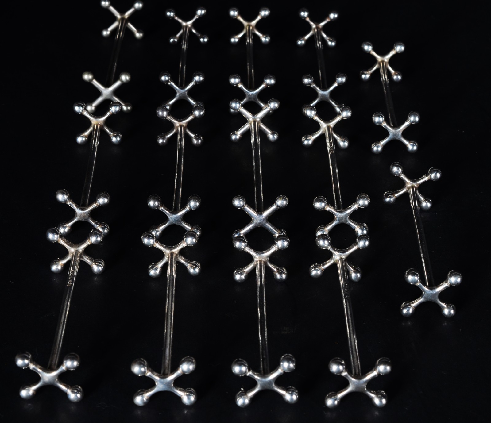 Conjunto com 14 descansos de talheres de metal prateado. - foto 1 de 6