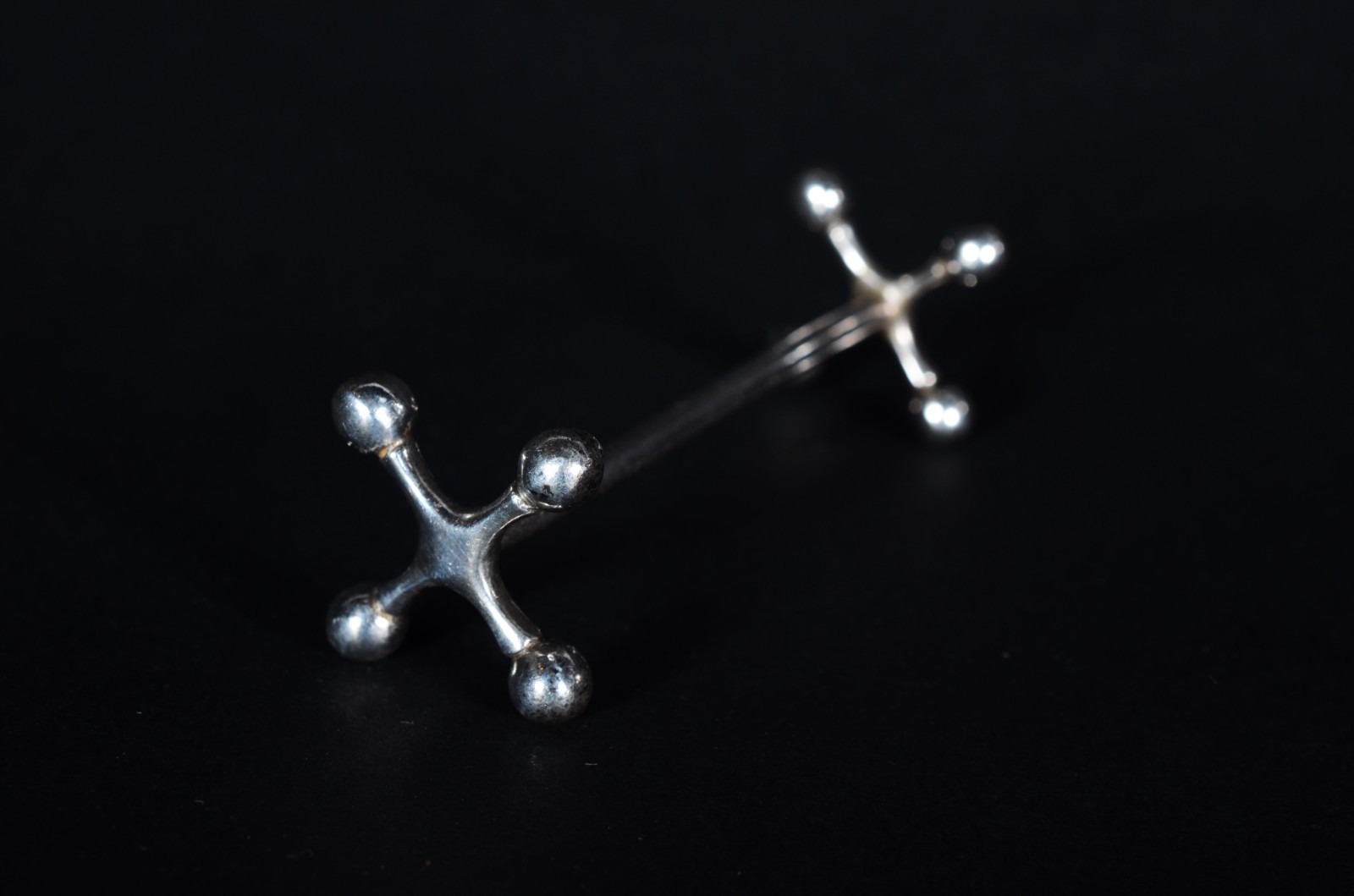 Conjunto com 14 descansos de talheres de metal prateado. - foto 4 de 6