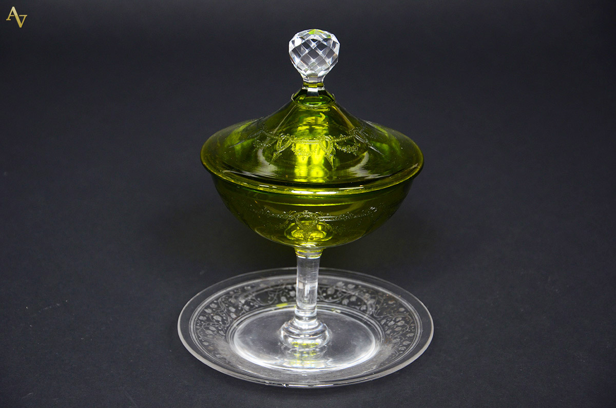 Compoteira de cristal frances SAINT LOUIS na cor verde. Altura 25 cm.