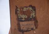Penteadeira de madeira clara, estilo Chipendale... - Penteadeira de madeira clara, estilo Chipendale com 5 gavetinhas e 2 portas laterais ( um dos puxadores quebrado), encimada por espelho de crist...