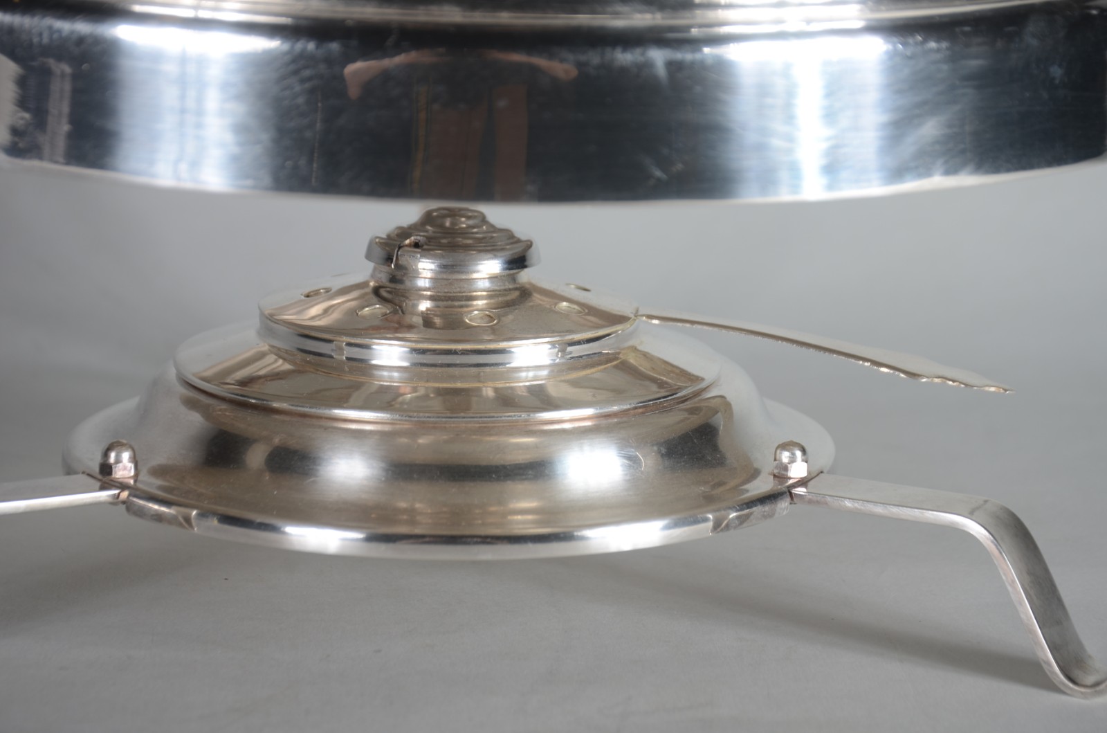 Caçarola de metal prateado com rechaud, tampa com pega na forma de... - foto 2 de 8
