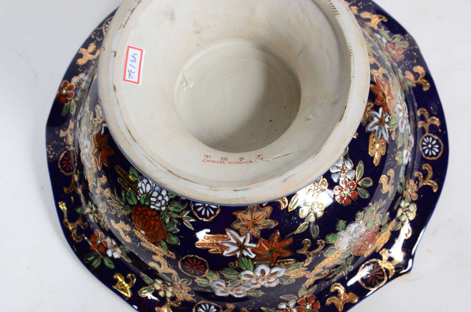 Fruteira de porcelana chinesa, fundo azul cobalto com flores em... - foto 3 de 3