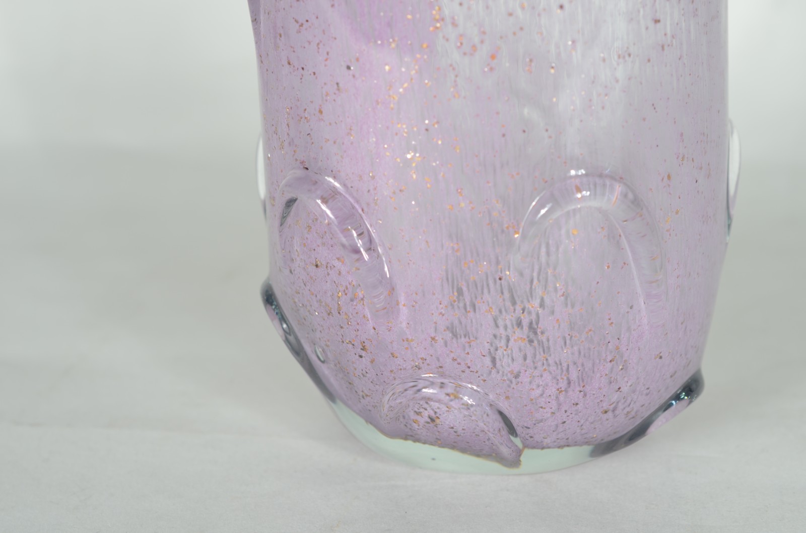 Vaso de vidro decorativo na cor lilás, trabalhado em gomos, borda... - foto 4 de 7