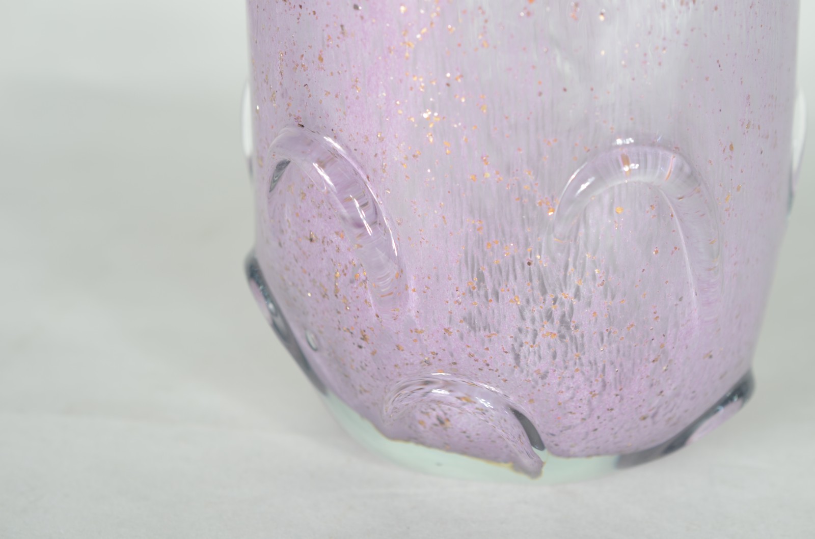 Vaso de vidro decorativo na cor lilás, trabalhado em gomos, borda... - foto 6 de 7