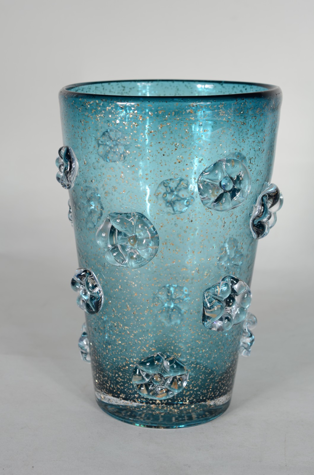 Vaso de vidro decorativo verde com relevos. - foto 1 de 6