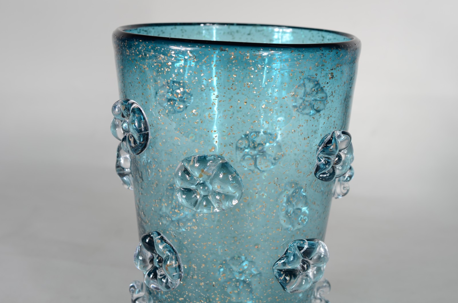 Vaso de vidro decorativo verde com relevos. - foto 2 de 6