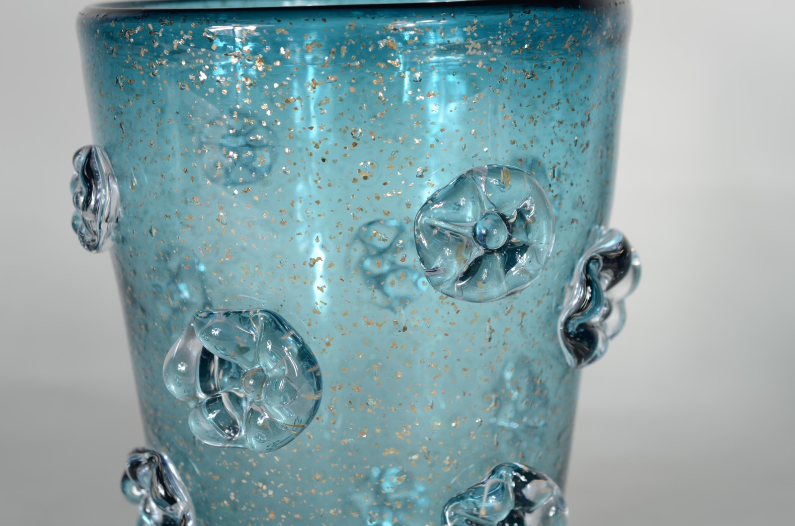 Vaso de vidro decorativo verde com relevos. - foto 3 de 6