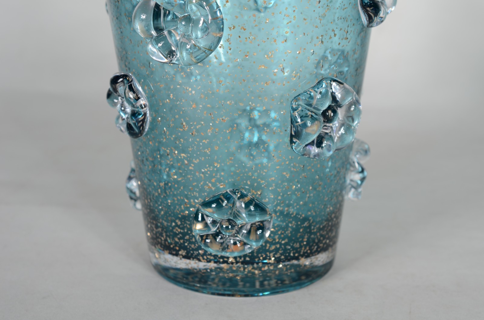 Vaso de vidro decorativo verde com relevos. - foto 4 de 6