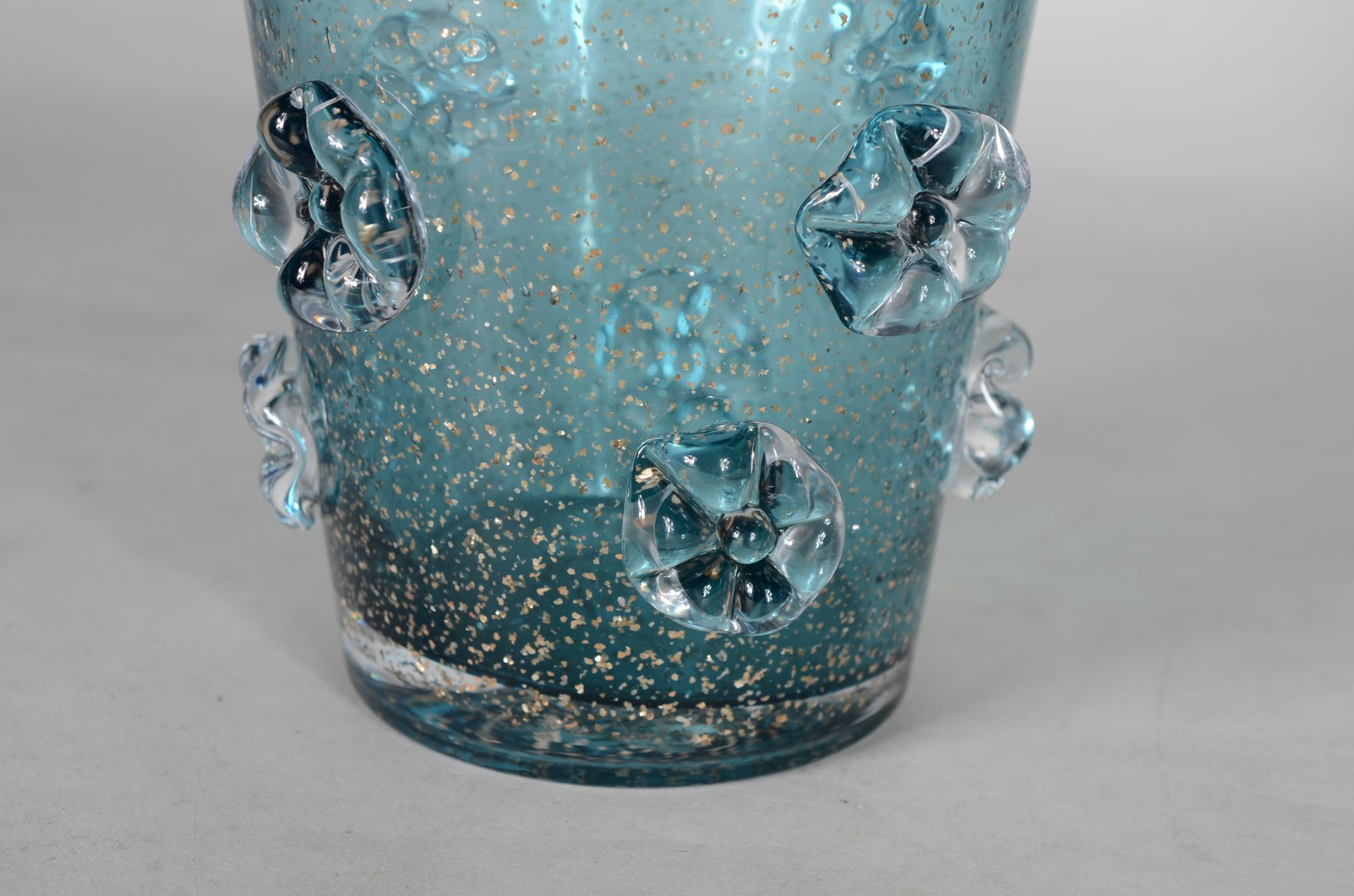 Vaso de vidro decorativo verde com relevos. - foto 5 de 6