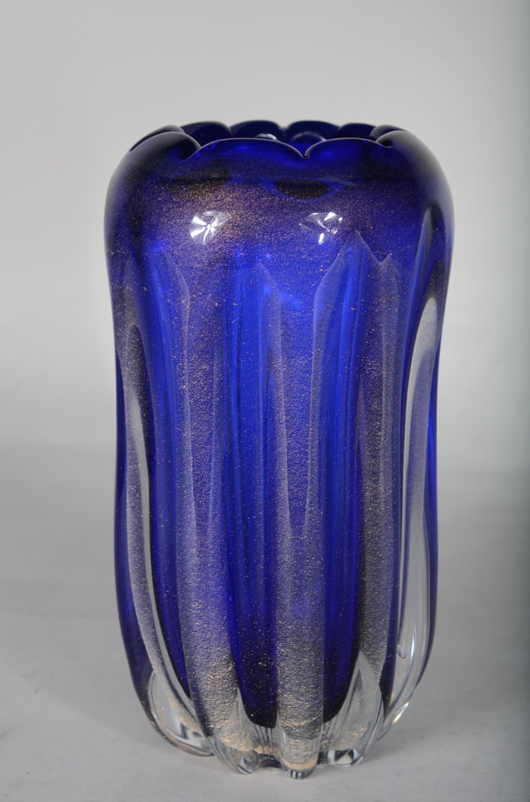 Vaso de vidro decorativo na cor azul, trabalhado em gomos. - foto 1 de 5
