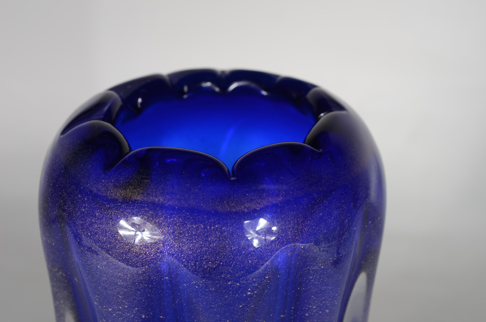 Vaso de vidro decorativo na cor azul, trabalhado em gomos. - foto 2 de 5