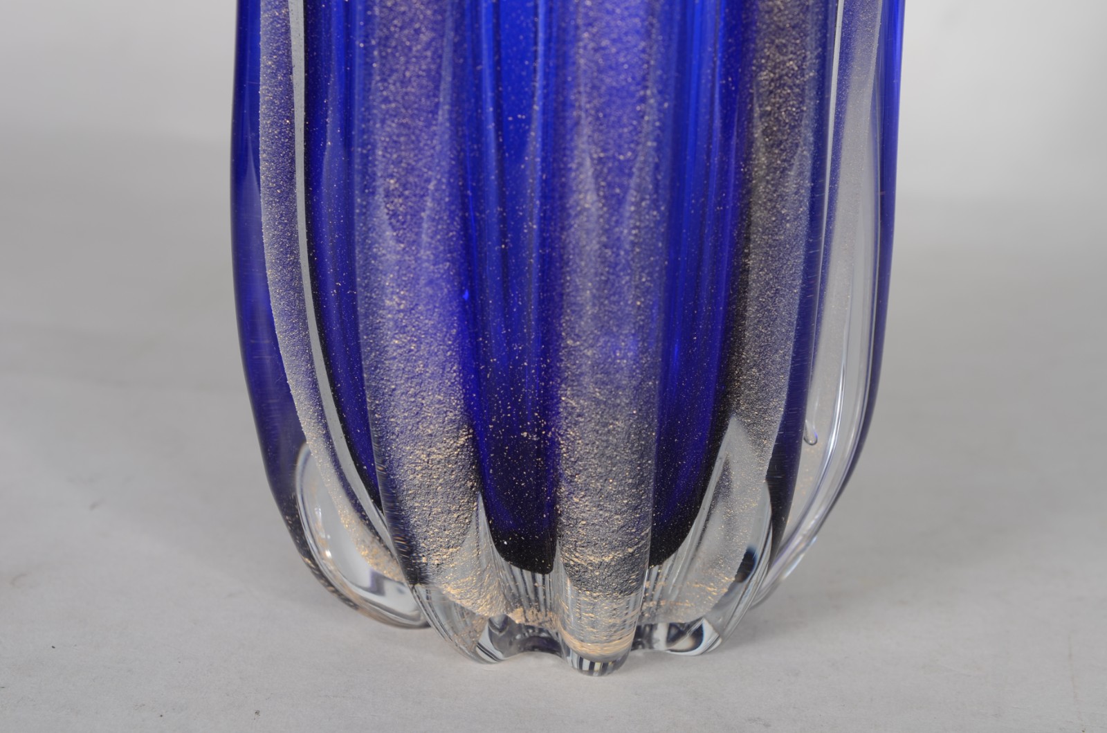 Vaso de vidro decorativo na cor azul, trabalhado em gomos. - foto 3 de 5