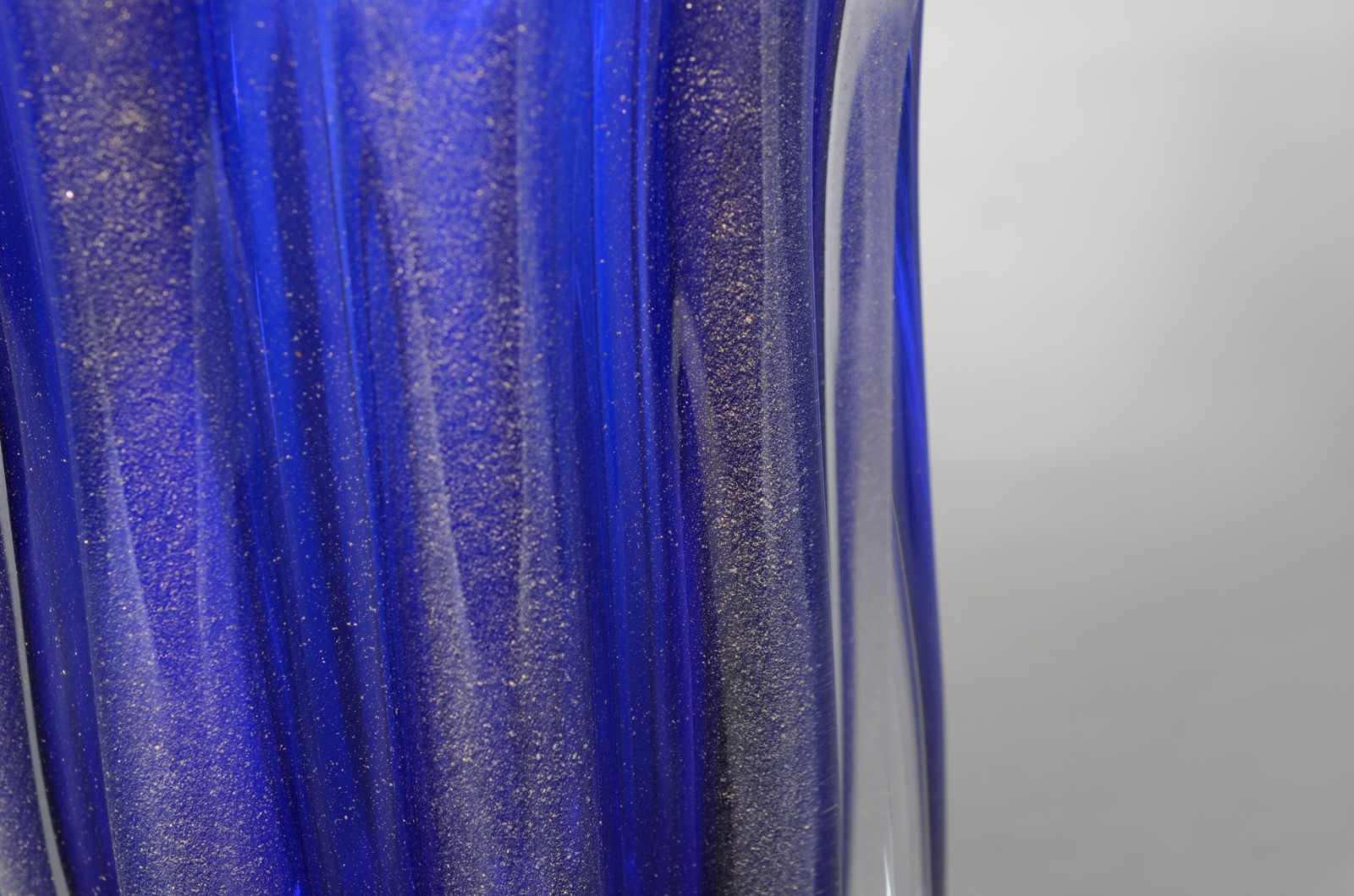 Vaso de vidro decorativo na cor azul, trabalhado em gomos. - foto 4 de 5