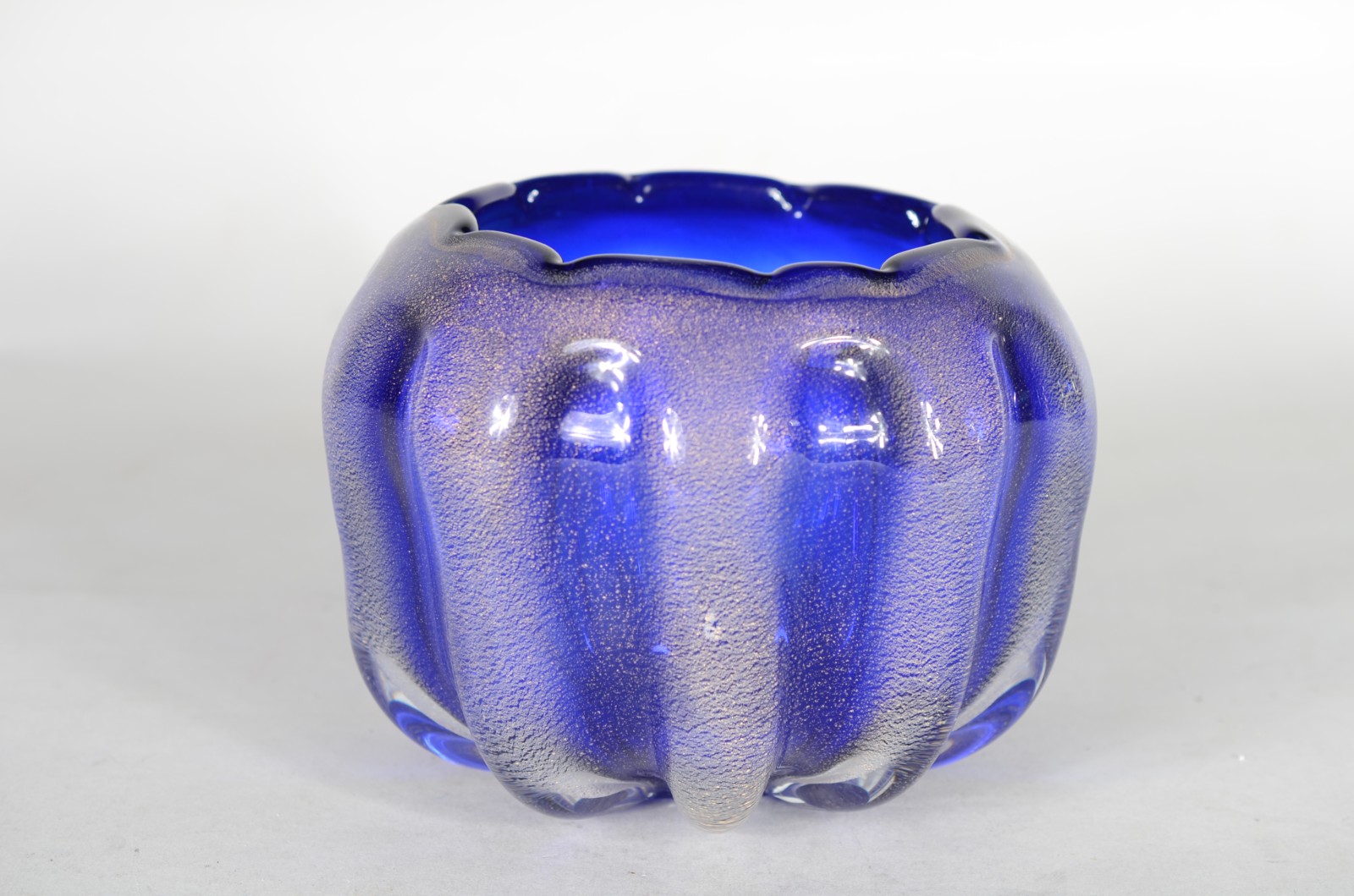 Bowl de vidro decorativo, trabalhado em gomos com pó de ouro. - foto 1 de 4