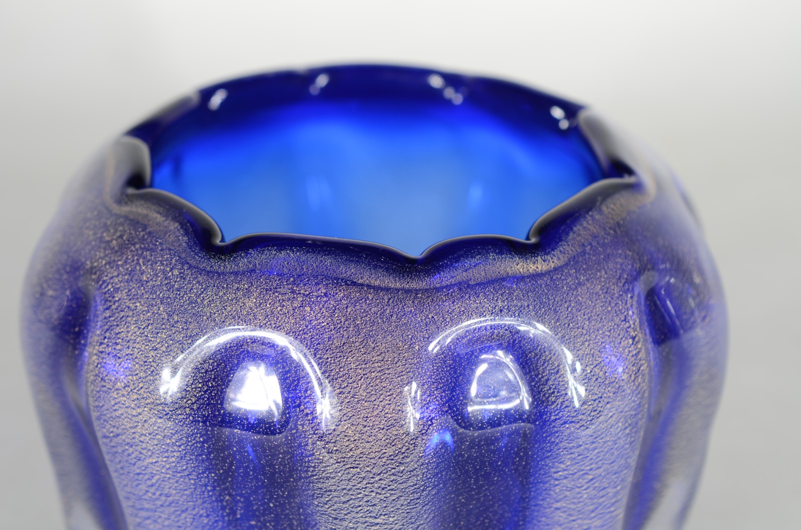Bowl de vidro decorativo, trabalhado em gomos com pó de ouro. - foto 2 de 4