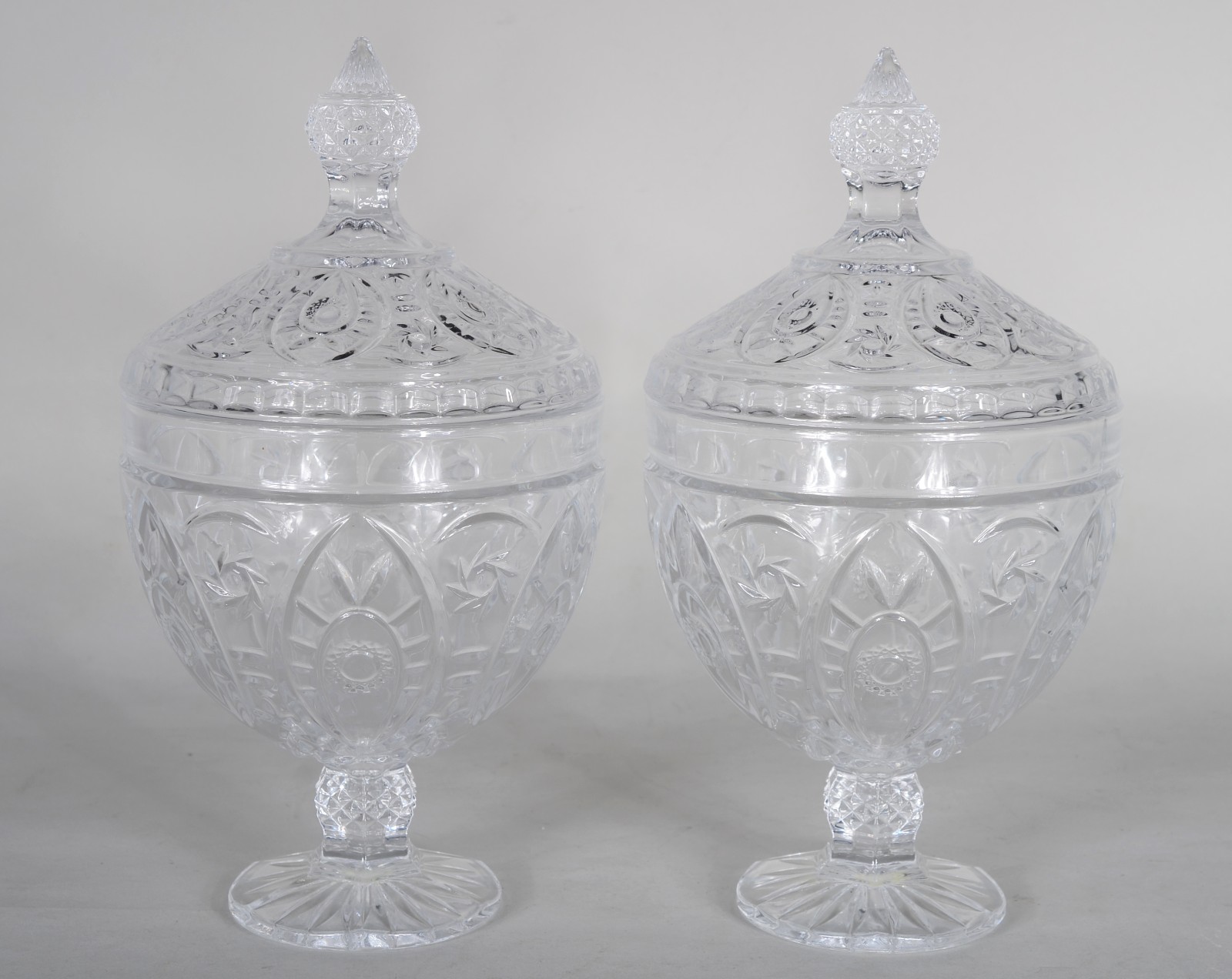 Duas compoteiras altas de vidro decorativo trabalhado. - foto 1 de 5