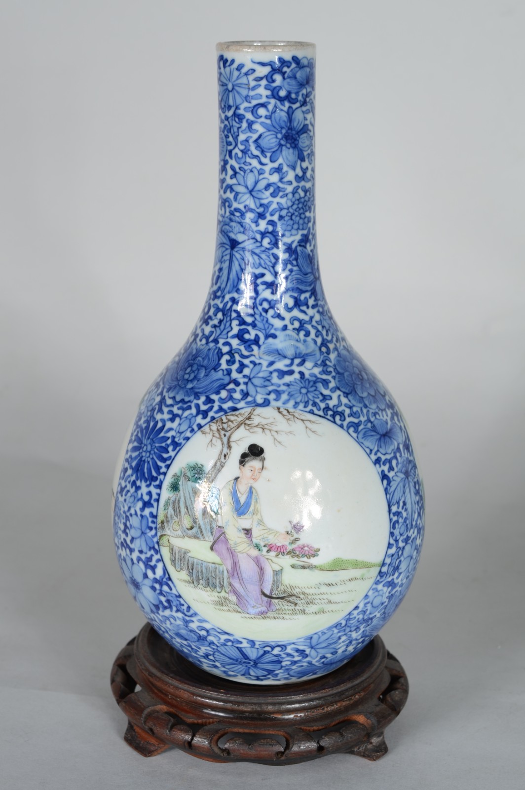 Vaso de porcelana oriental decorada com figura de gueixa policromada... - foto 1 de 6