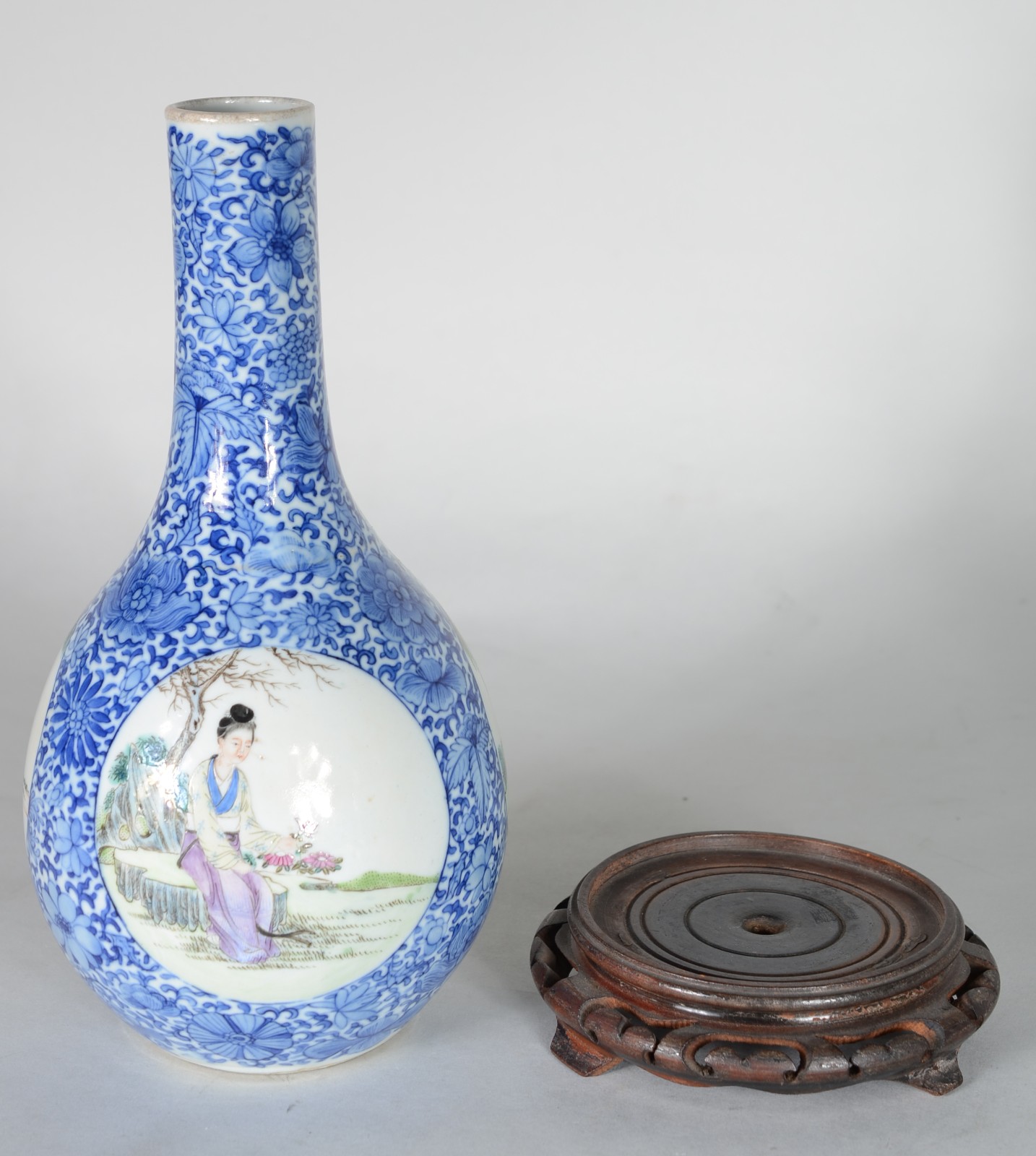 Vaso de porcelana oriental decorada com figura de gueixa policromada... - foto 2 de 6