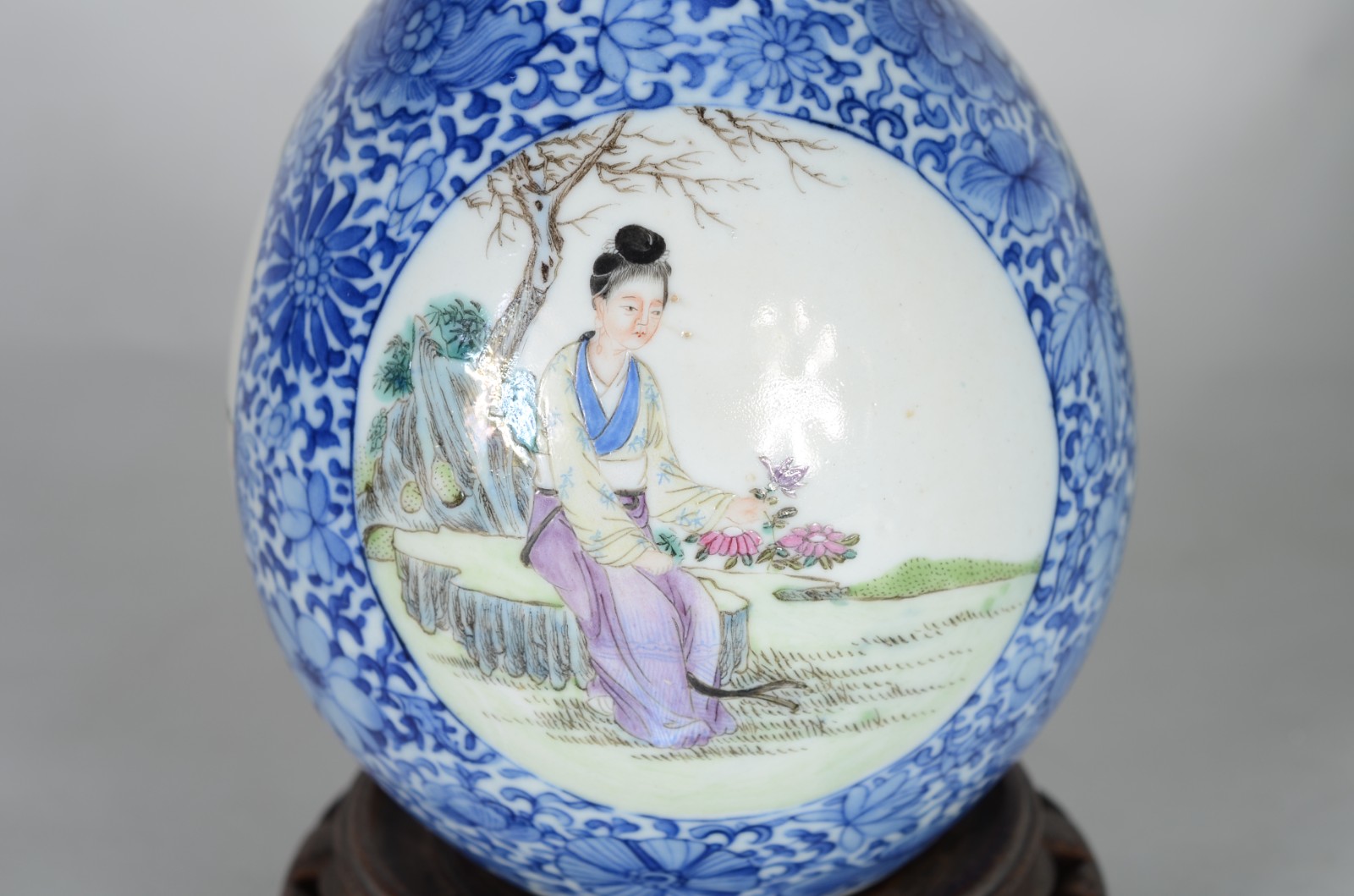 Vaso de porcelana oriental decorada com figura de gueixa policromada... - foto 4 de 6