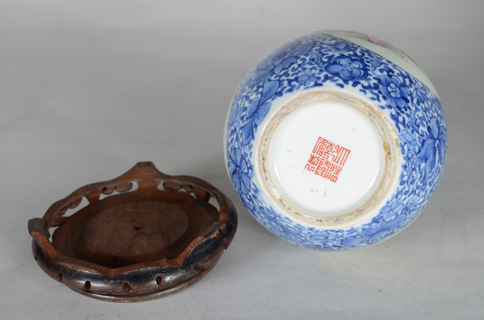 Vaso de porcelana oriental decorada com figura de gueixa policromada... - foto 5 de 6