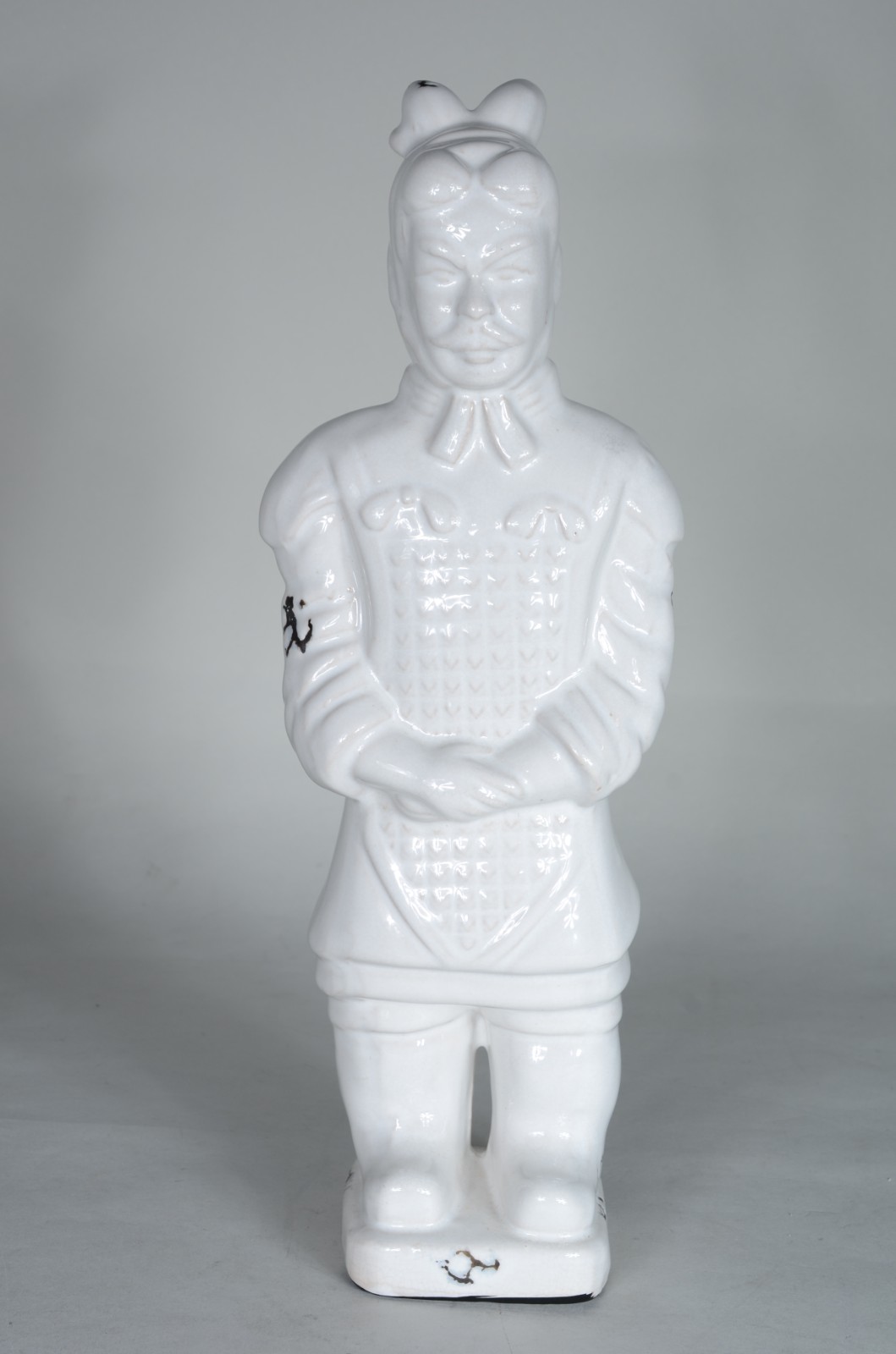 Escultura de cerâmica branca representando soldado oriental. - foto 1 de 5