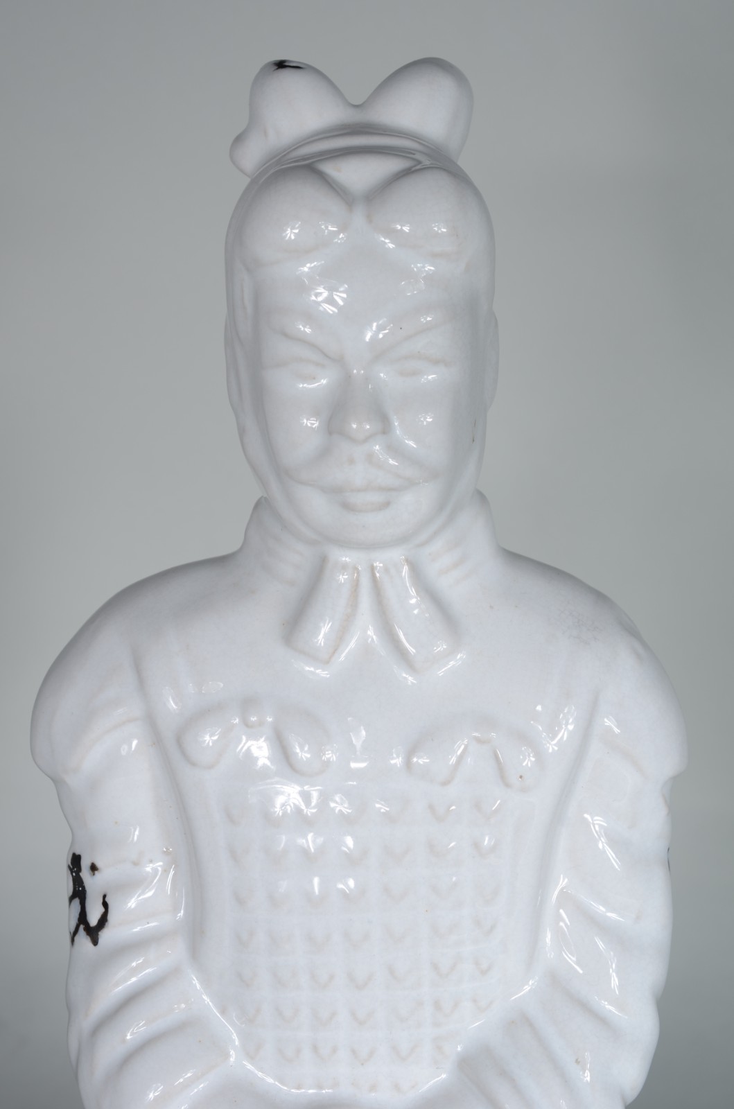 Escultura de cerâmica branca representando soldado oriental. - foto 3 de 5