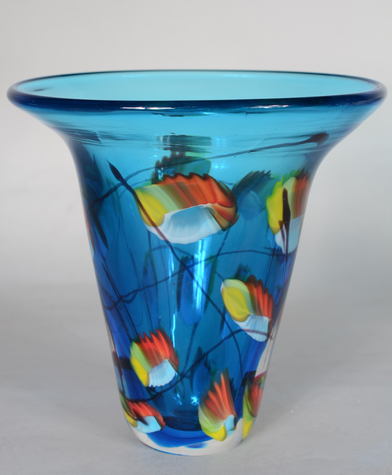 Vaso decorativo de vidro azul com desenhos coloridos. - foto 1 de 6