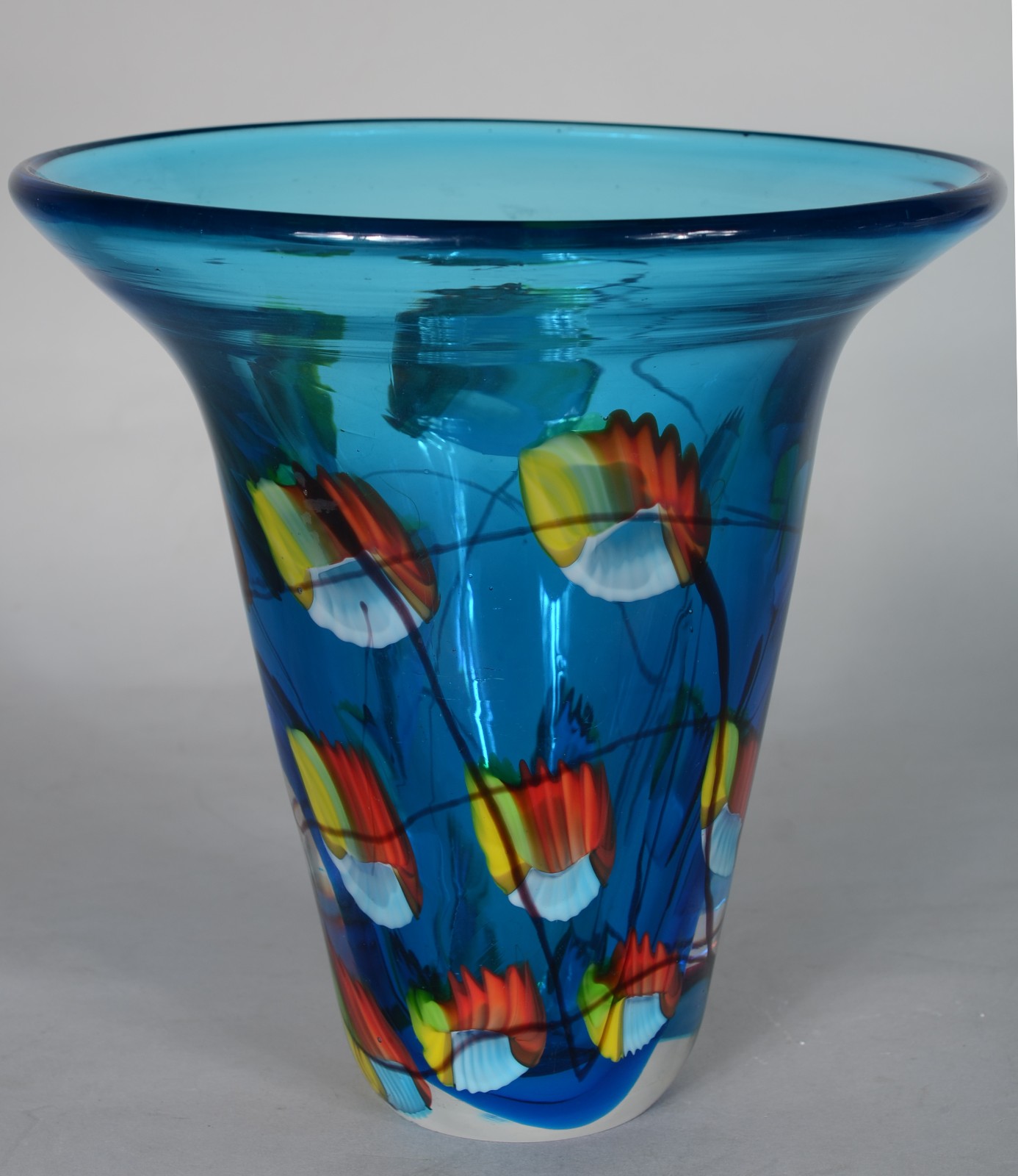 Vaso decorativo de vidro azul com desenhos coloridos. - foto 2 de 6