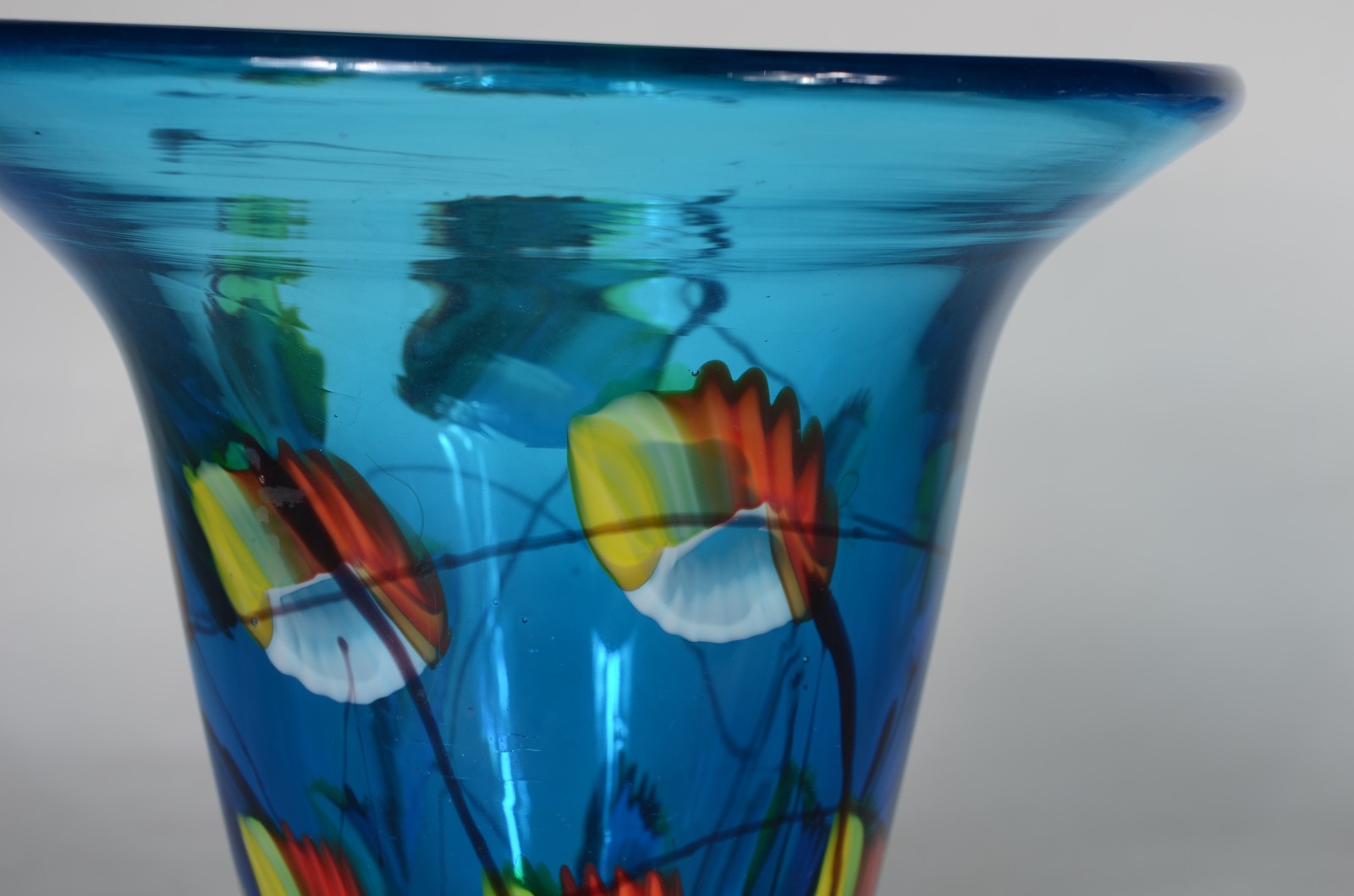 Vaso decorativo de vidro azul com desenhos coloridos. - foto 3 de 6