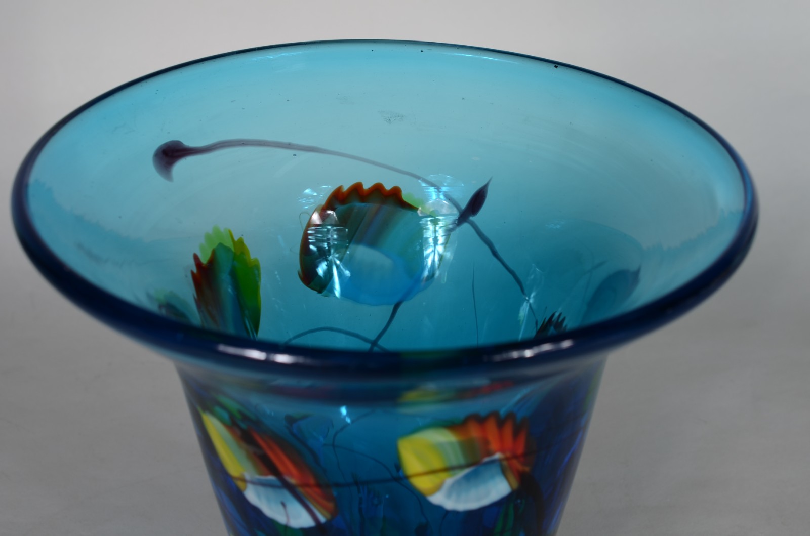 Vaso decorativo de vidro azul com desenhos coloridos. - foto 4 de 6