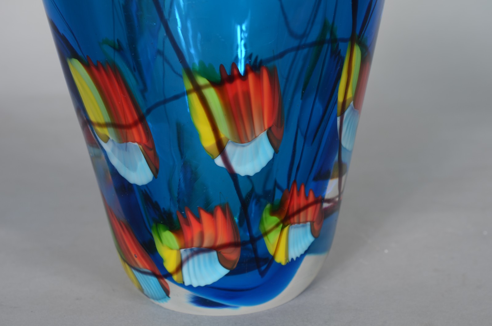 Vaso decorativo de vidro azul com desenhos coloridos. - foto 5 de 6