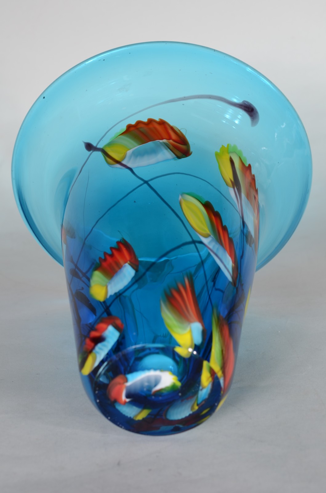 Vaso decorativo de vidro azul com desenhos coloridos. - foto 6 de 6