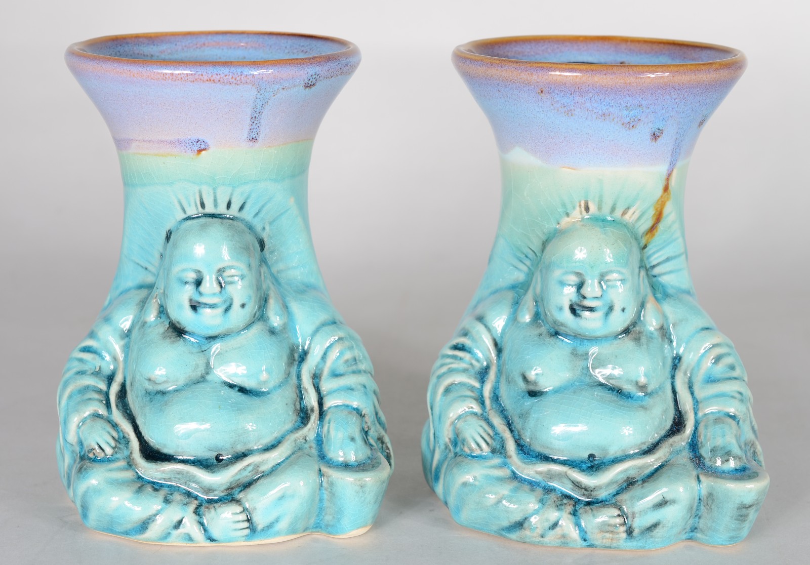 Par de vasos de cerâmica com figura de Buda em relevo. - foto 1 de 6