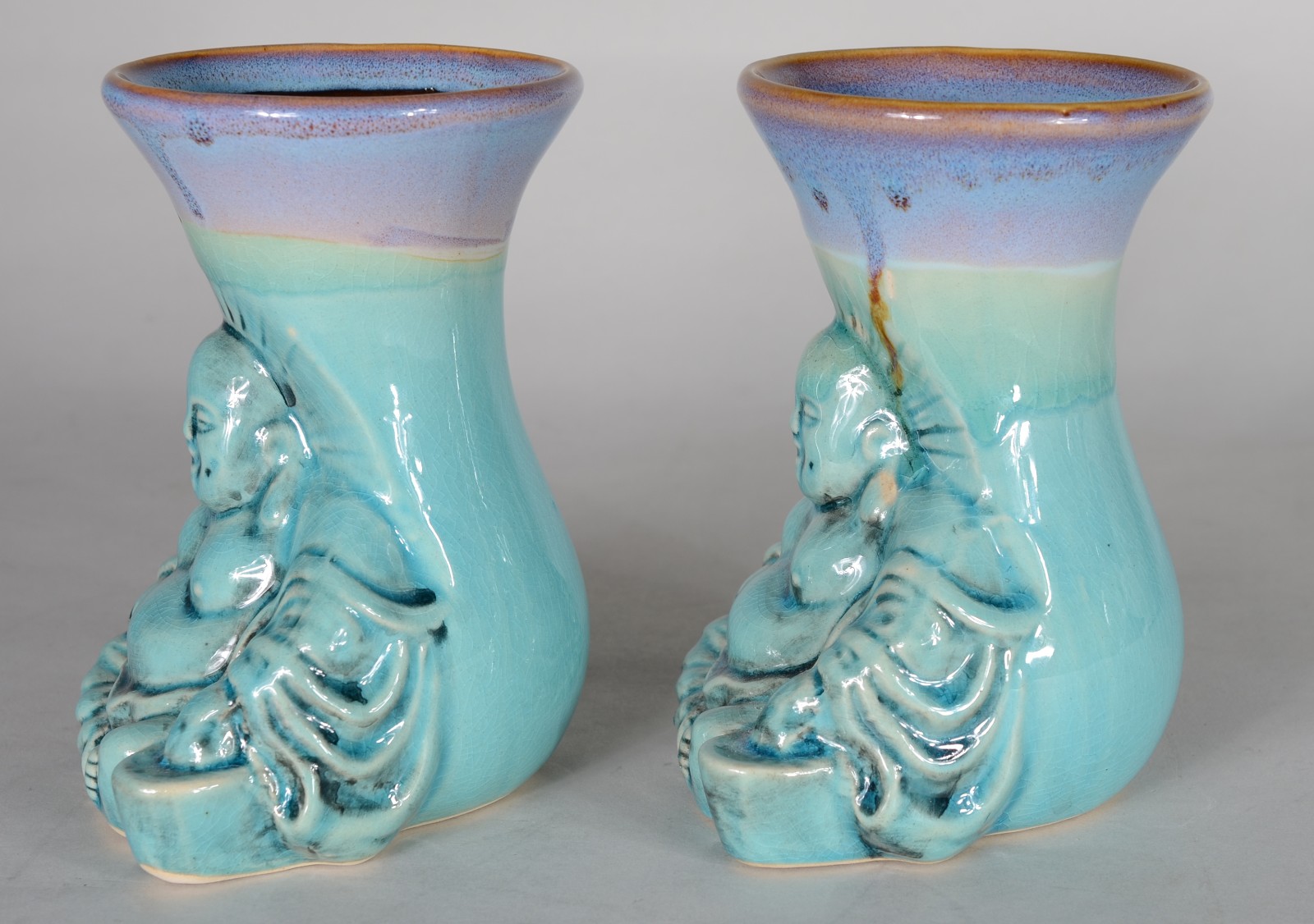 Par de vasos de cerâmica com figura de Buda em relevo. - foto 2 de 6