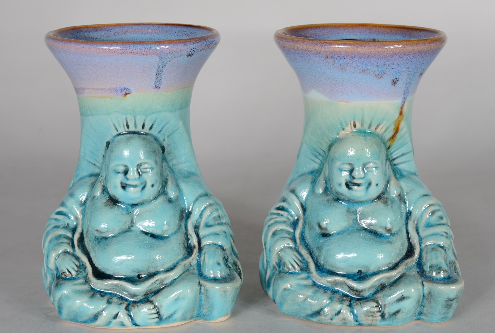 Par de vasos de cerâmica com figura de Buda em relevo. - foto 3 de 6