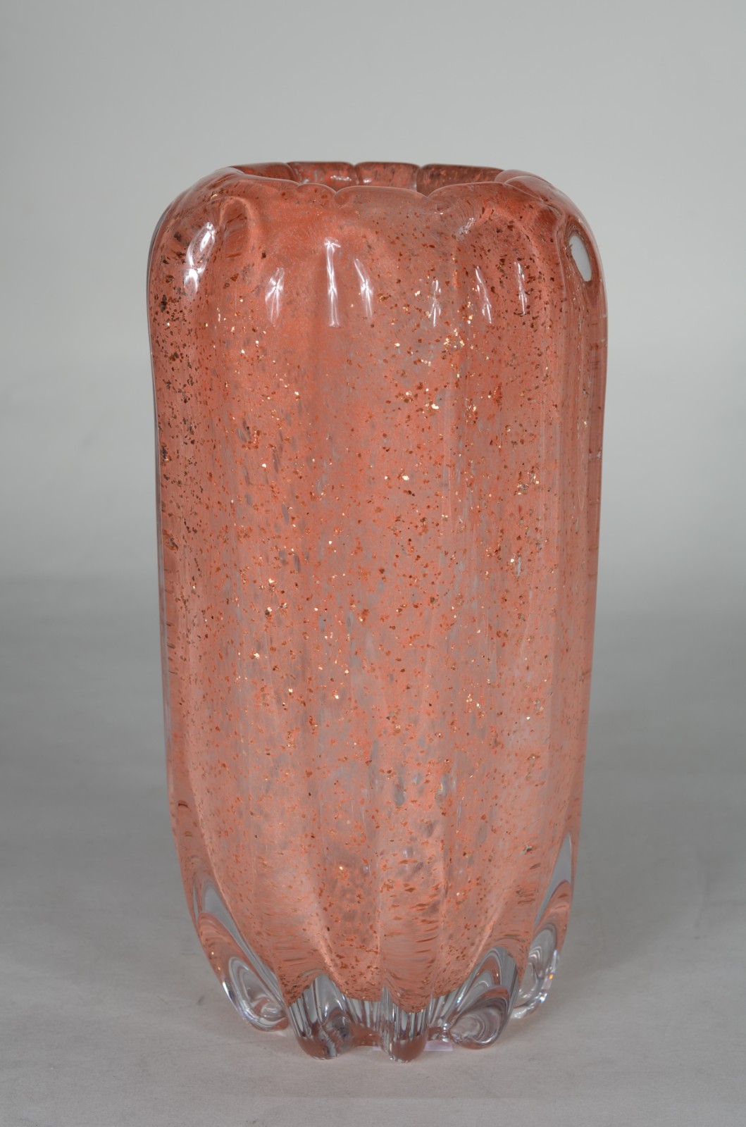 Vaso de vidro decorativo na cor rosa, trabalhado em gomos. - foto 1 de 6