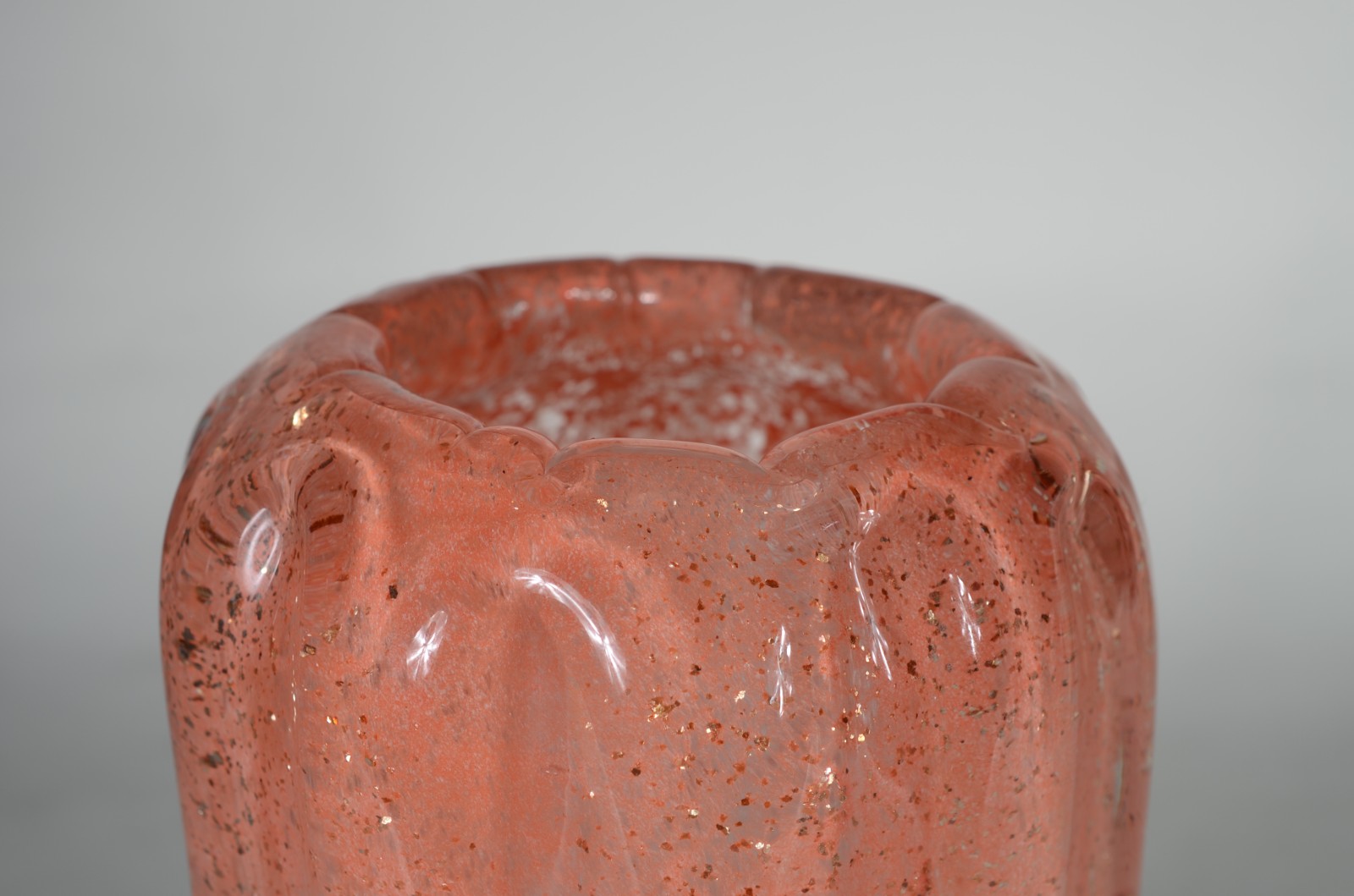 Vaso de vidro decorativo na cor rosa, trabalhado em gomos. - foto 2 de 6