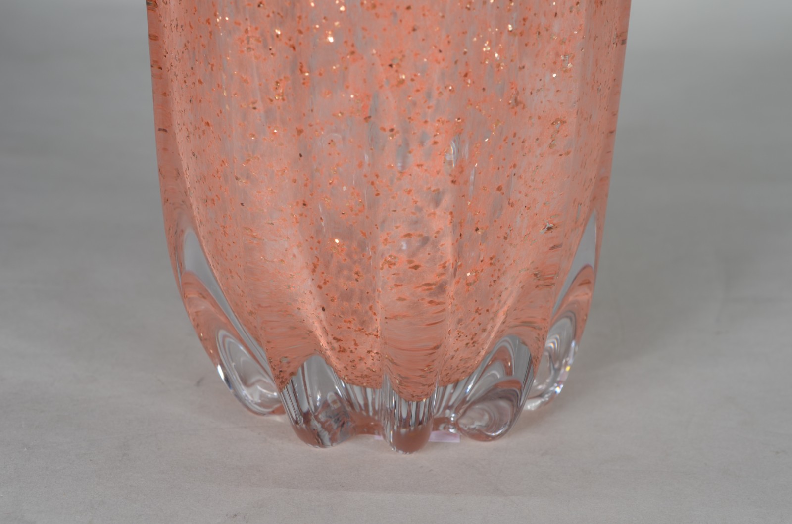 Vaso de vidro decorativo na cor rosa, trabalhado em gomos. - foto 3 de 6