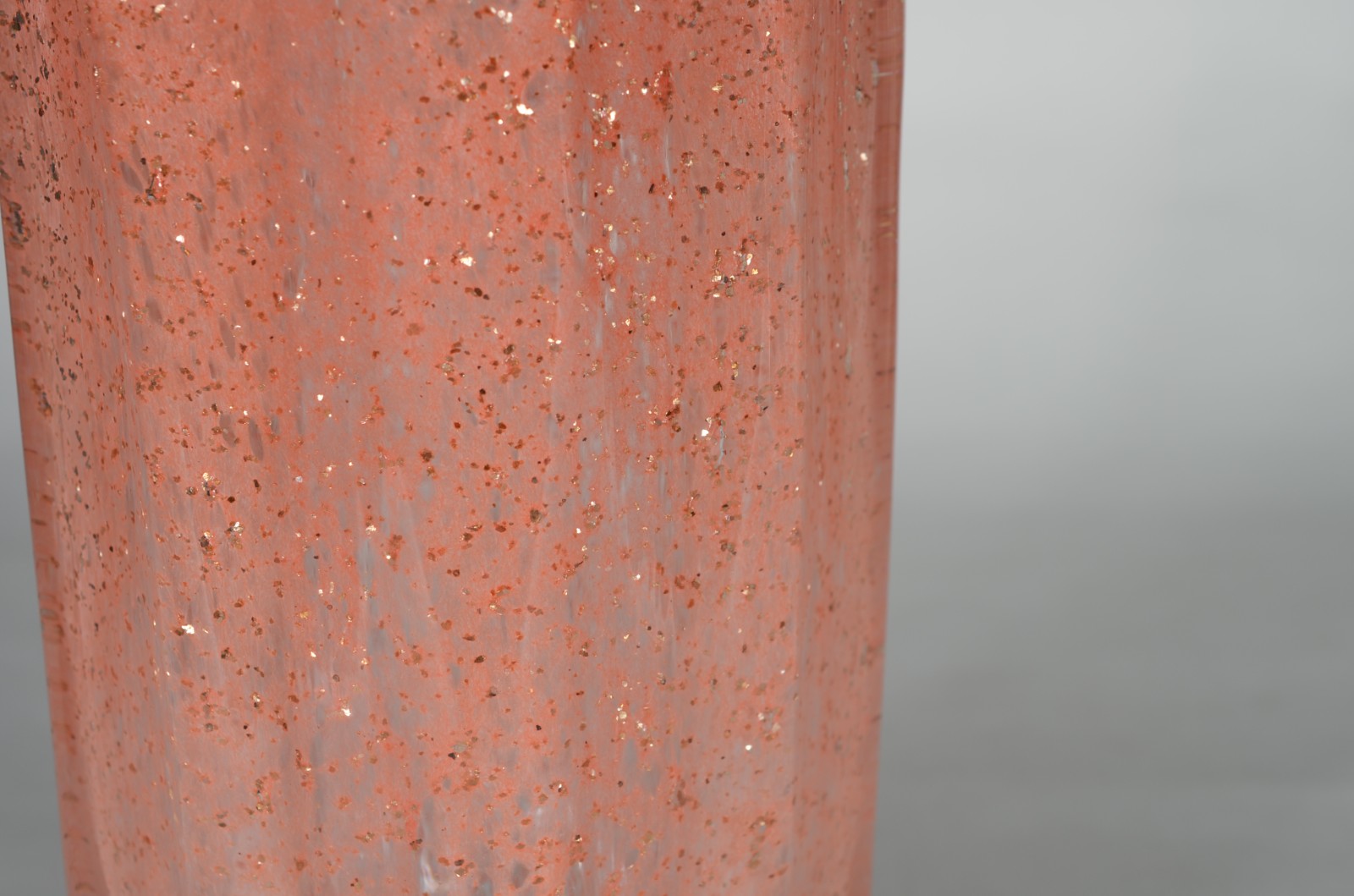 Vaso de vidro decorativo na cor rosa, trabalhado em gomos. - foto 4 de 6