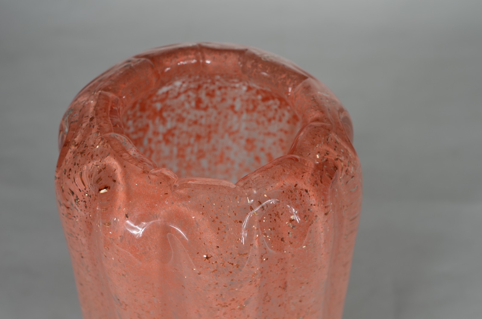 Vaso de vidro decorativo na cor rosa, trabalhado em gomos. - foto 5 de 6