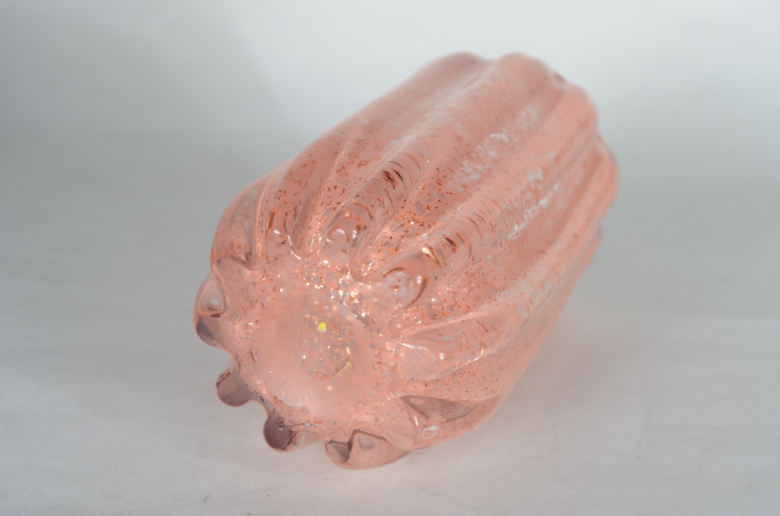 Vaso de vidro decorativo na cor rosa, trabalhado em gomos. - foto 6 de 6
