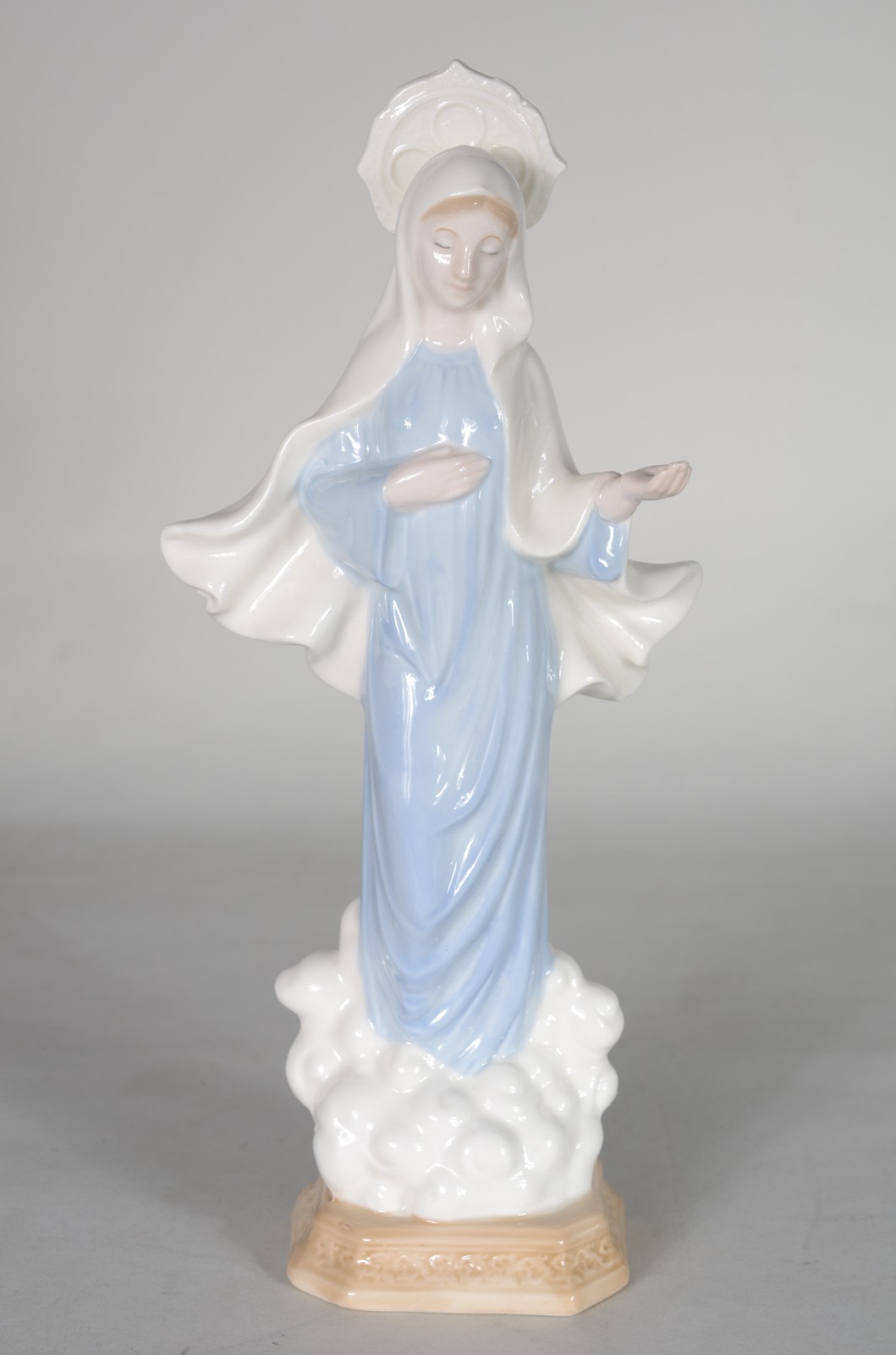 Estatueta de porcelana policromada representando Nossa Senhora da... - foto 1 de 6