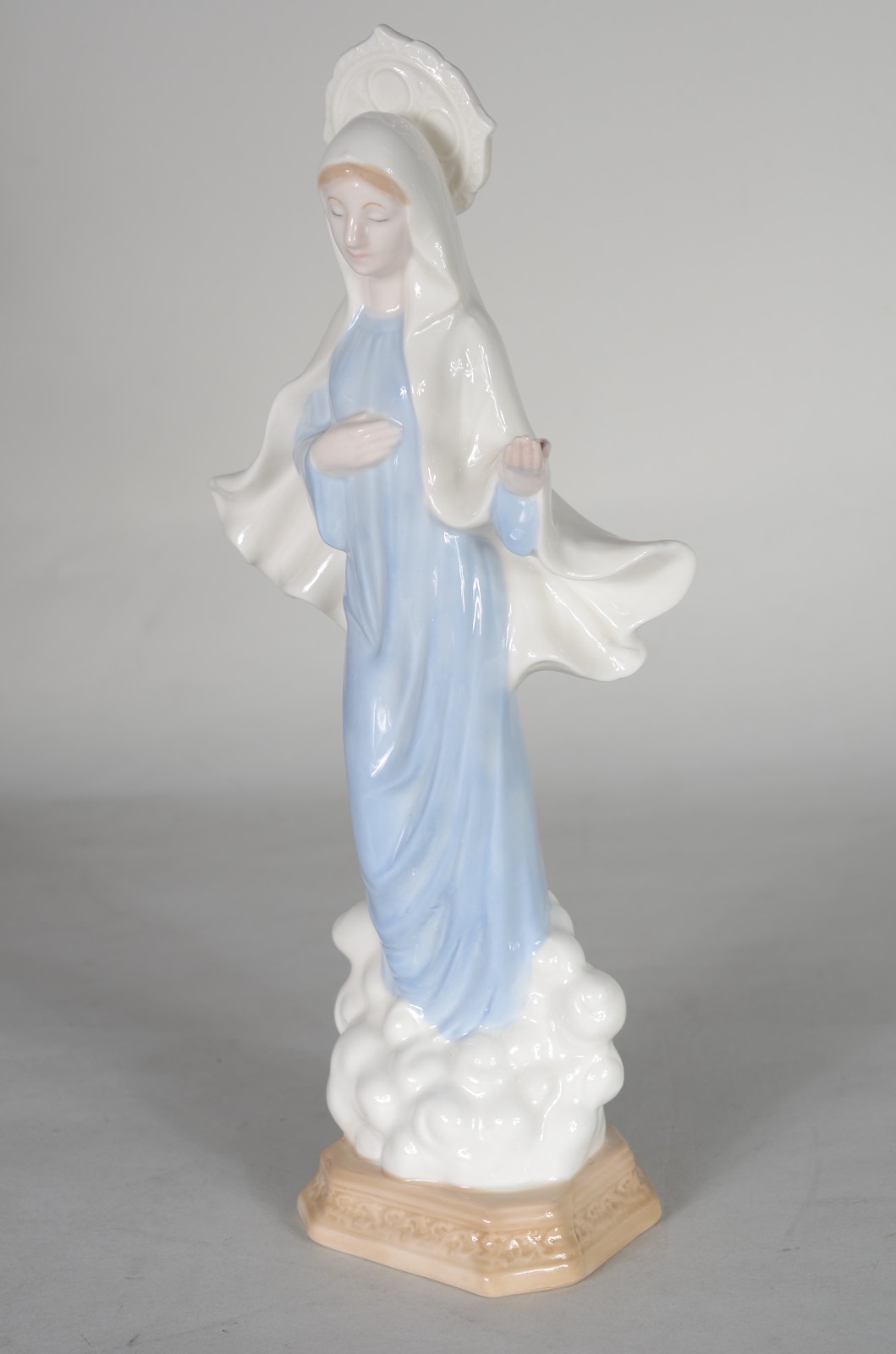 Estatueta de porcelana policromada representando Nossa Senhora da... - foto 2 de 6