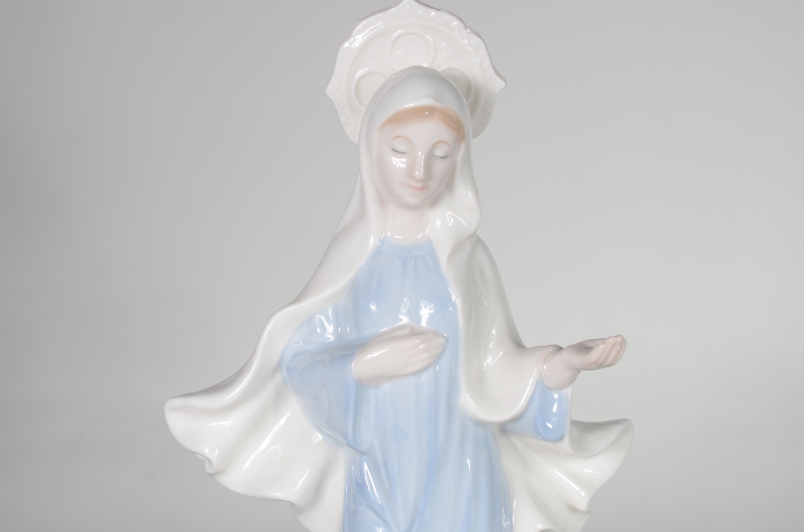 Estatueta de porcelana policromada representando Nossa Senhora da... - foto 3 de 6
