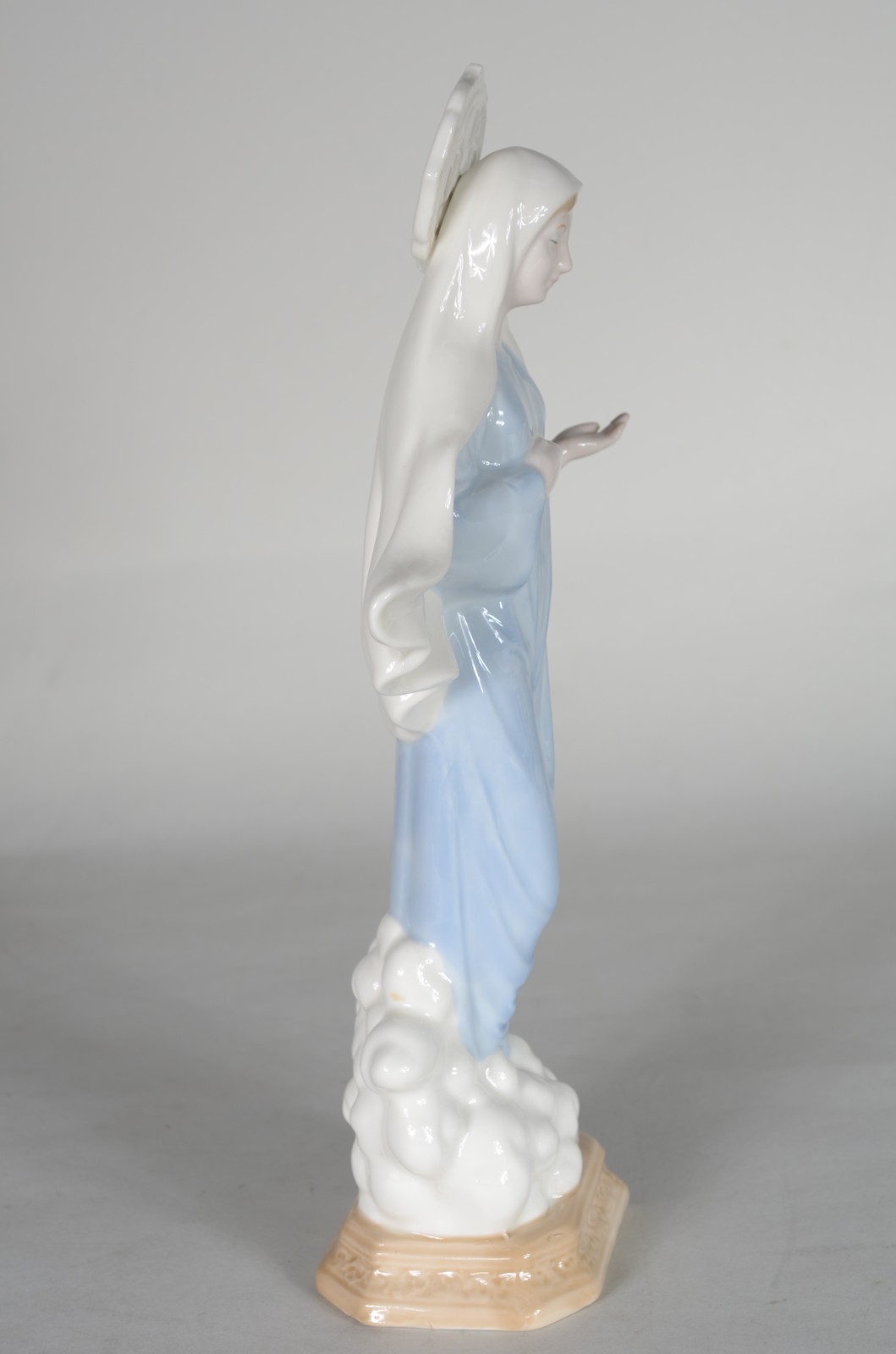 Estatueta de porcelana policromada representando Nossa Senhora da... - foto 5 de 6