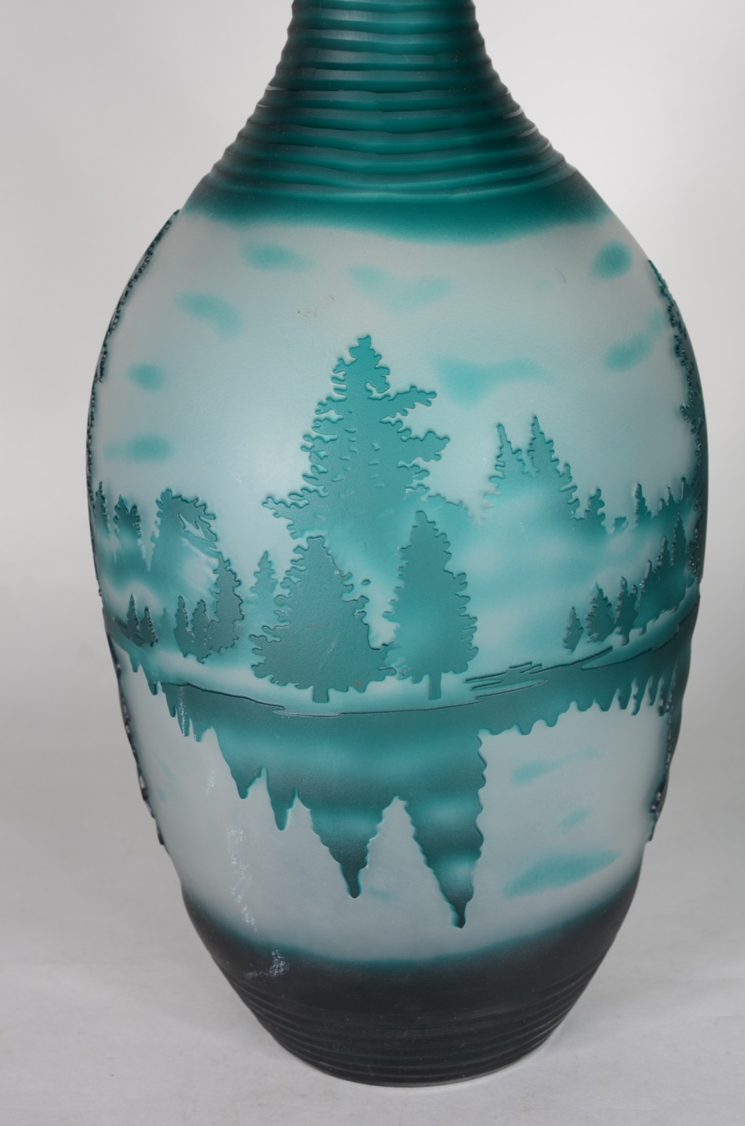 Vaso de vidro decorativo verde com relevo. - foto 4 de 7