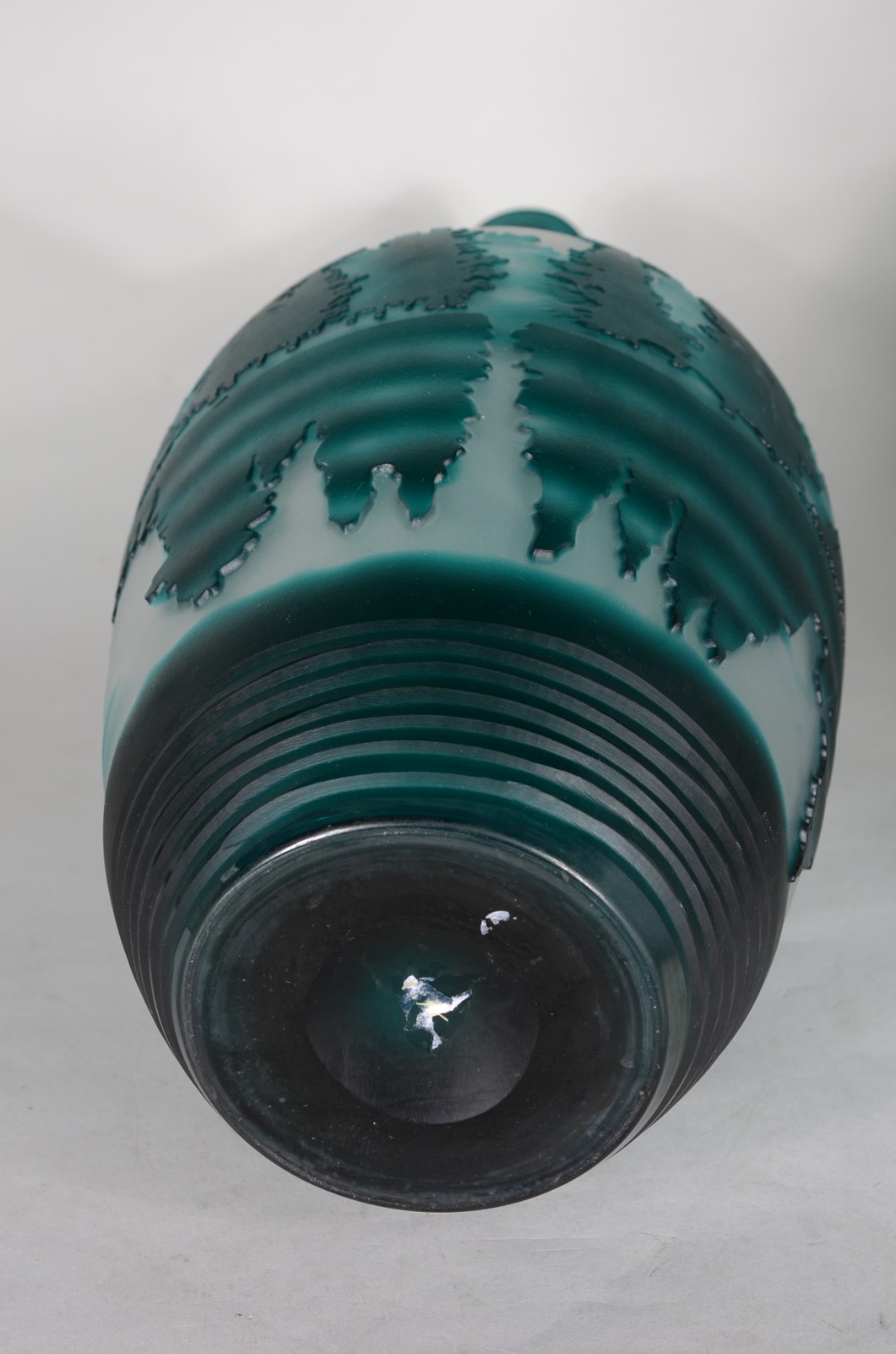 Vaso de vidro decorativo verde com relevo. - foto 5 de 7