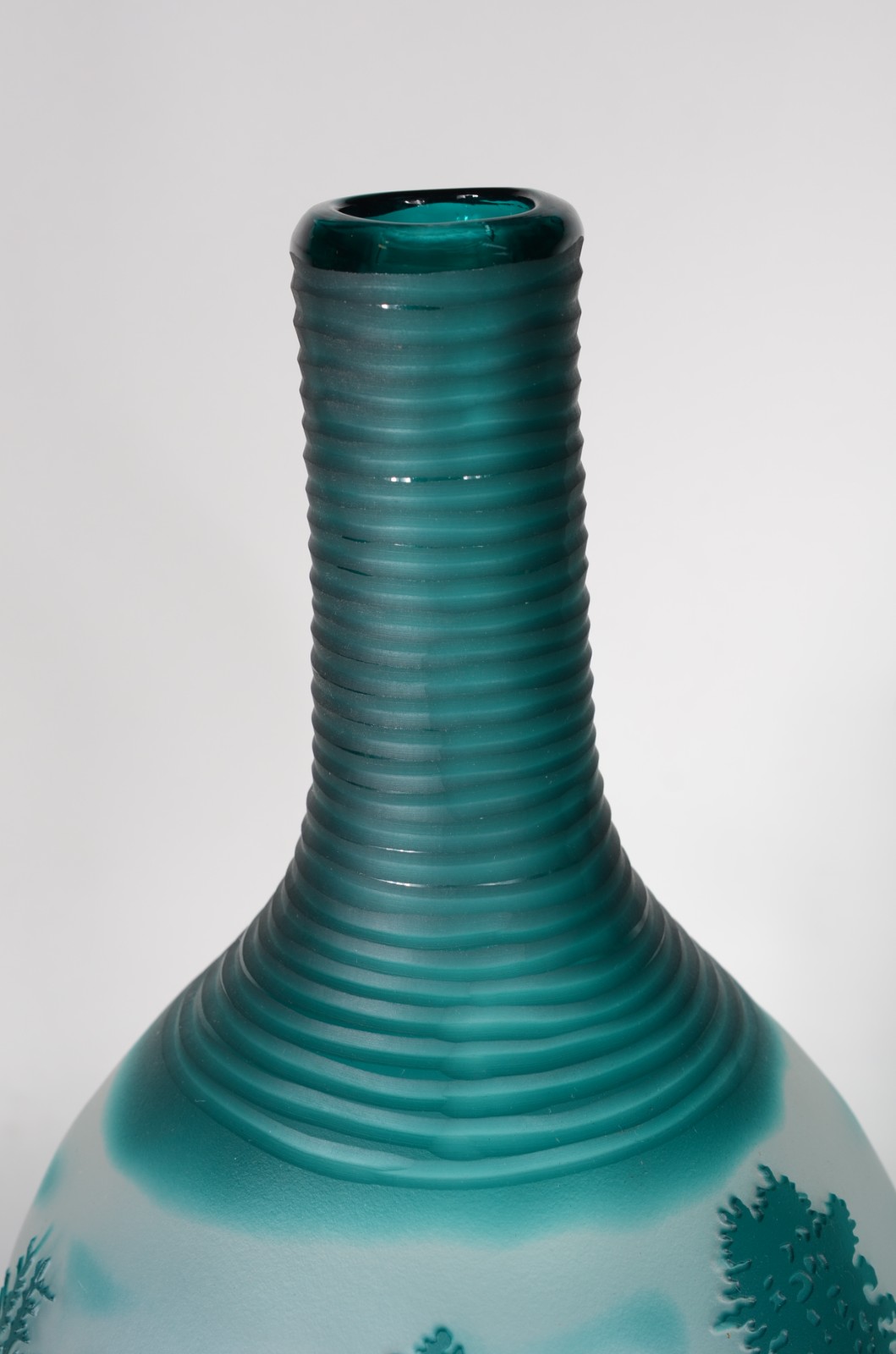 Vaso de vidro decorativo verde com relevo. - foto 6 de 7