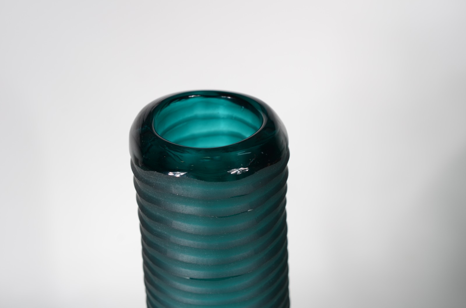 Vaso de vidro decorativo verde com relevo. - foto 7 de 7